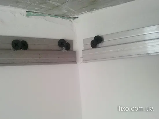 накручивание профиля на внутреннем углу для натяжного потолка