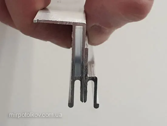 стык двух полотен натяжного потолка на потолочный профиль и стеновой Fixo