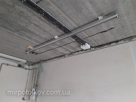 прикручиваем базовый профиль МП9 на бетонный потолок