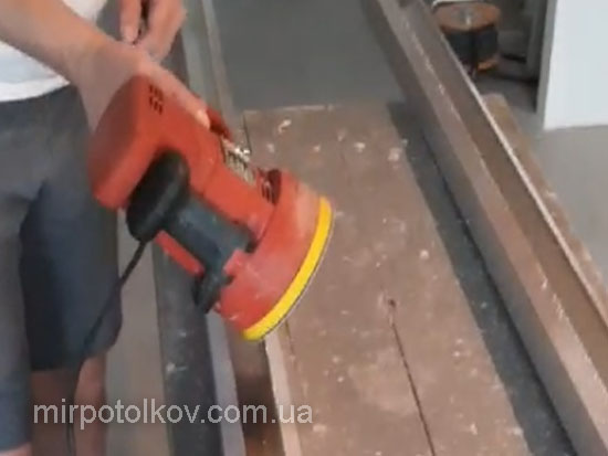 шлифмашиной слегка проходим по краю