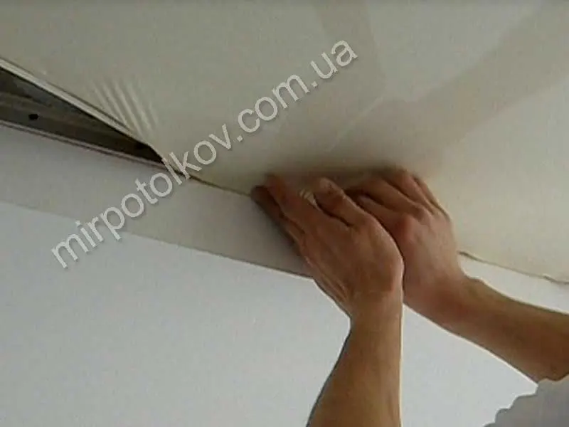 установка бесщелевого потолка на прямом участке