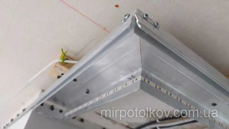 монтаж световых линий углом на натяжном потолке