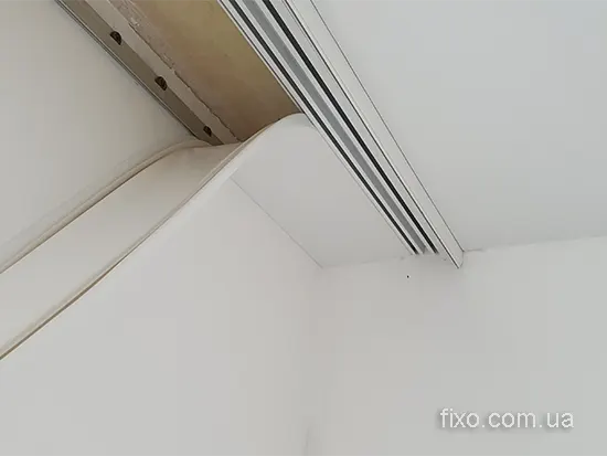 монтаж натяжного потолка с карнизом