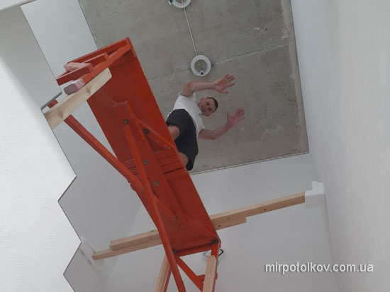 конструкция для монтажа потолка над лестницей
