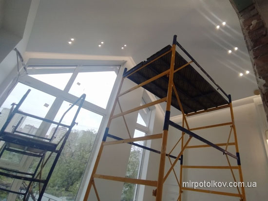 монтаж потолка под крышей на большой высоте