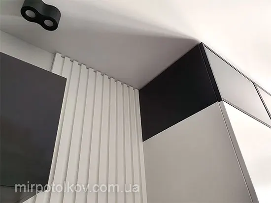 кухонные шкафчики под натяжным потолком