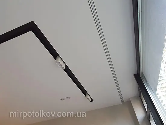 монтаж потолка к окну и карнизу