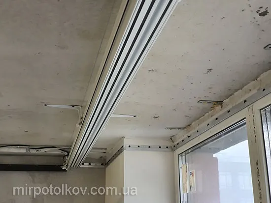после пены замазали стык штукатуркой