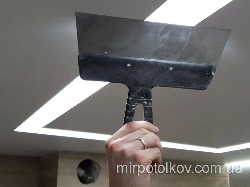 полупрозрачные линии с лед-подсветкой на потолке