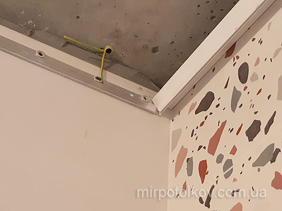монтаж натяжного потолка до плитки