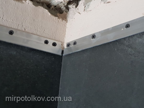 не докладываем плитку до бетонного потолка