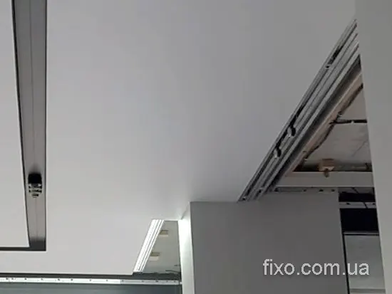 натяжной потолок после раздвижной перегородки