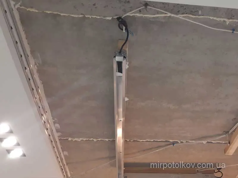 монтаж профиля-базы к бетонному потолку