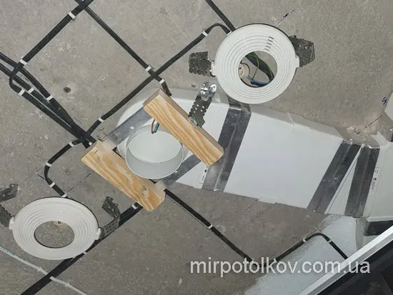 монтаж квадратного вентилятора в натяжной потолок