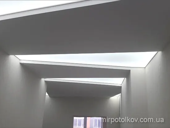 необычные светящиеся полосы на потолке