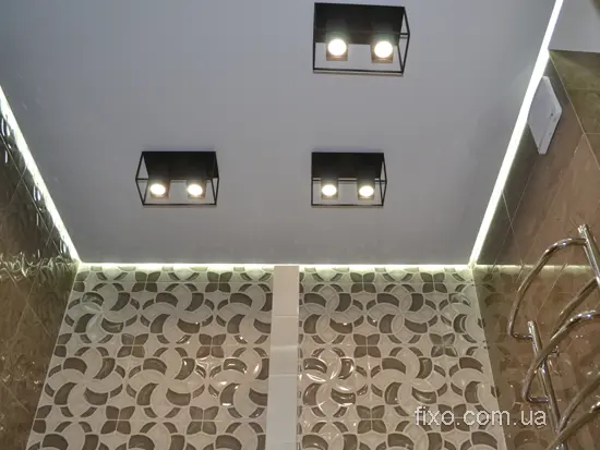 парящий натяжной потолок с глянцевой плиткой