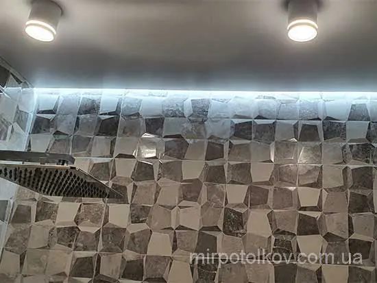 натяжной потолок с подсветкой на плитку