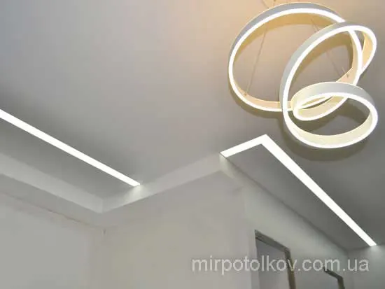 зонирование кухни световыми линиями по потолку