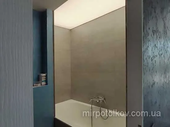 світлова натяжна стеля у ванній