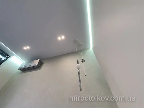 современный натяжной потолок в спальне