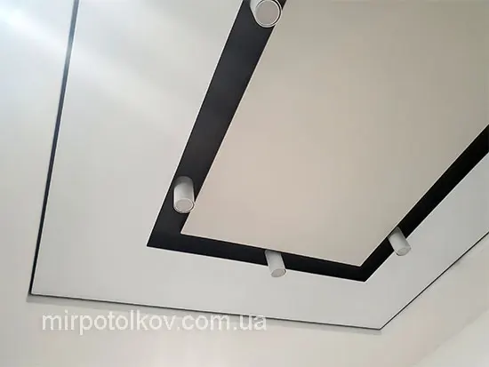 тіньова натяжна стеля зі стильним зазором уздовж стіни