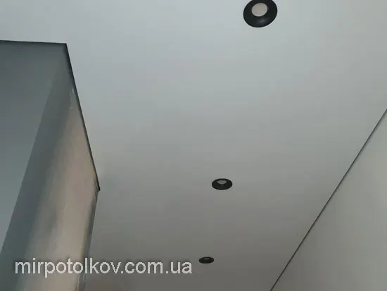 натяжна стеля з тіньовим примиканням у ванній