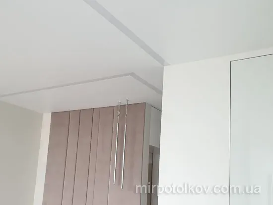 выключенные световые линии в потолке