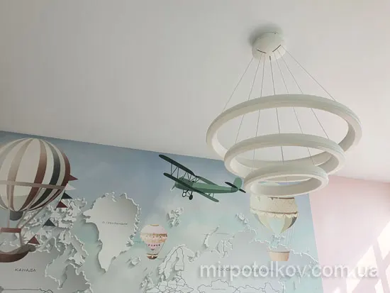 натяжной потолок с одной люстрой дешевле