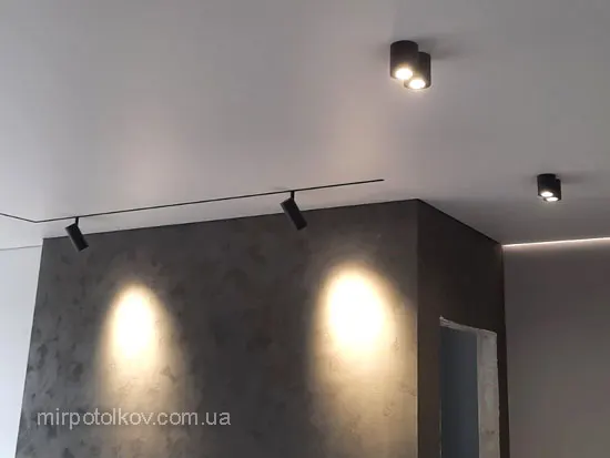 трековая система в натяжном потолке в интерьере
