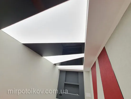 необычный потолок с подсветкой