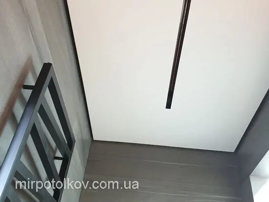 встроенный магнитный трек в душевой