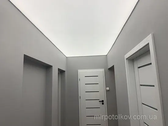 светящийся потолок в офисе