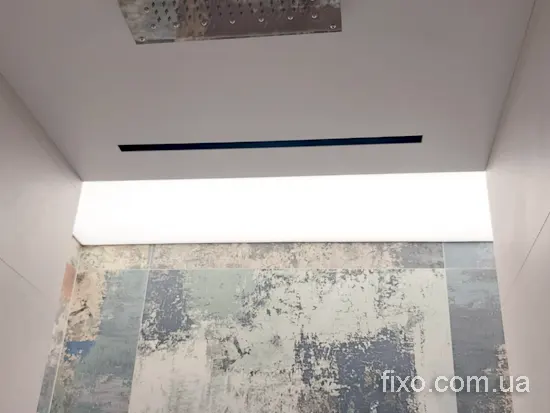 светящийся потолок в душевой зоне