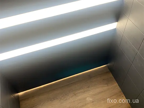 чорна матова стеля в ванну